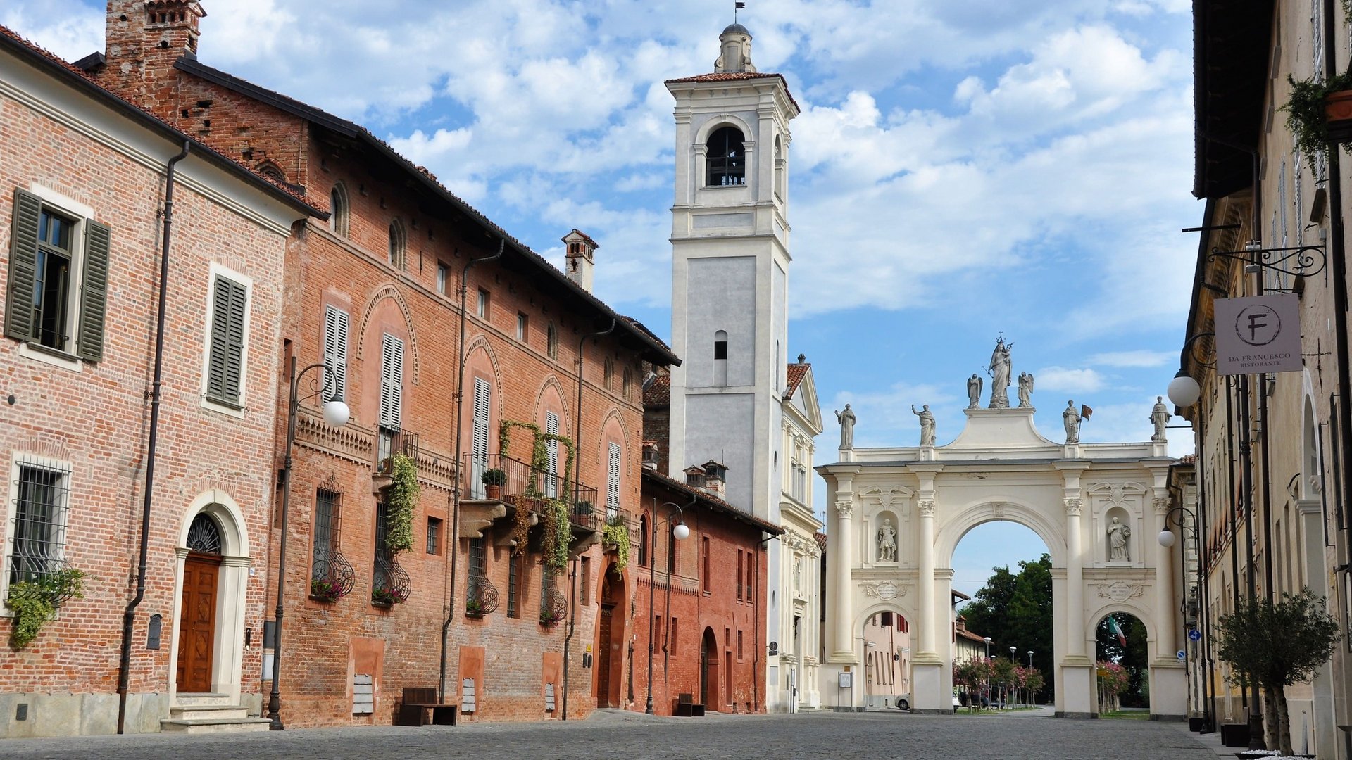 Piemonte e Valle d'Aosta - Cherasco e dintorni: dolci tentazioni e meraviglie sotterranee