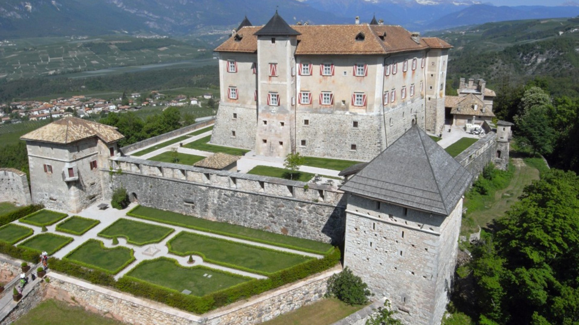 Trentino-Alto Adige - Val di Non e Val di Sole: castelli e tradizioni Trentino-Alto Adige - Val di Non e Val di Sole: castelli e tradizioni