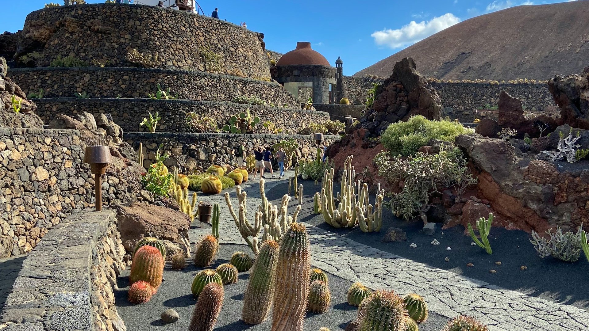 Spagna - Lanzarote, orizzonti vulcanici e viste sul mare